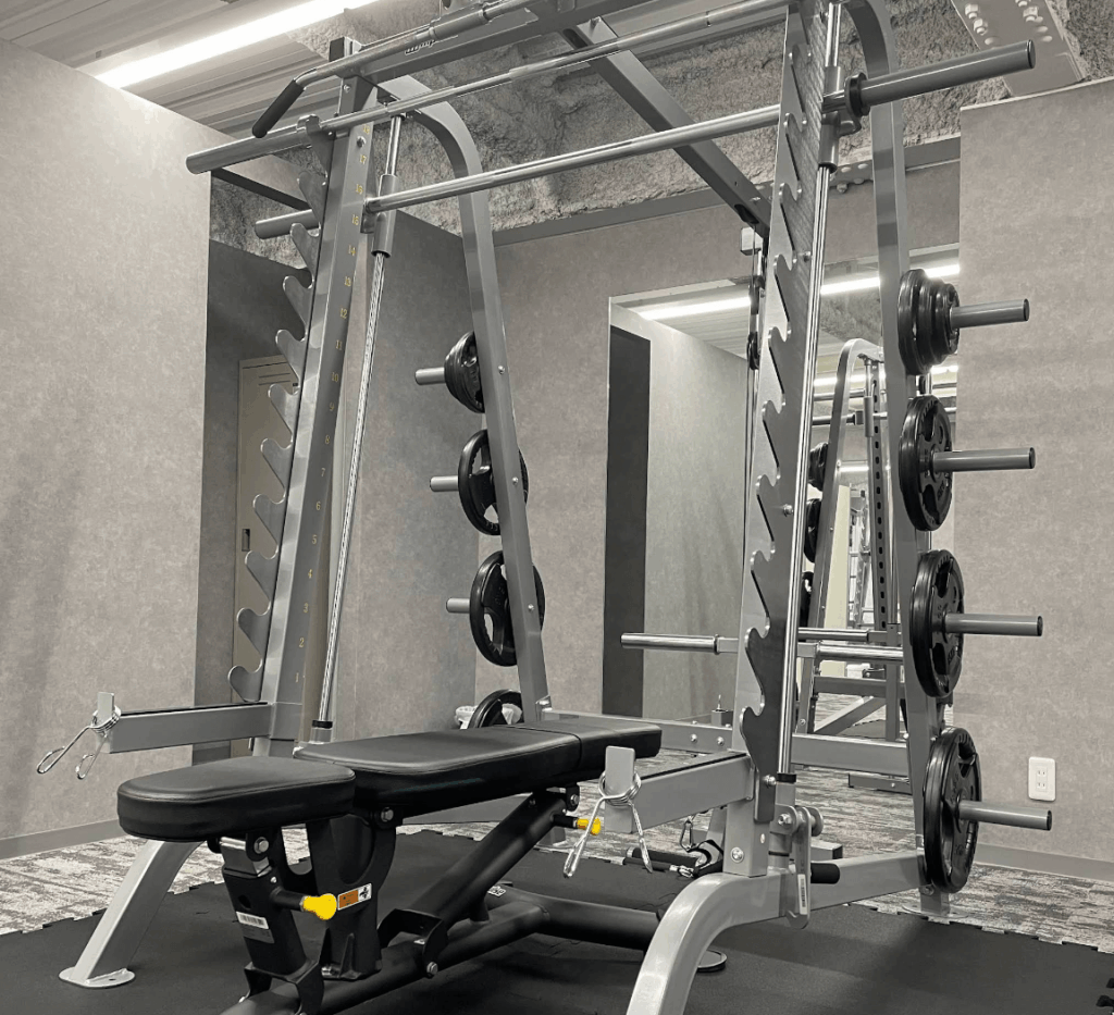 Anchorageジムの広々としたトレーニングスペース(スミスマシン完備)