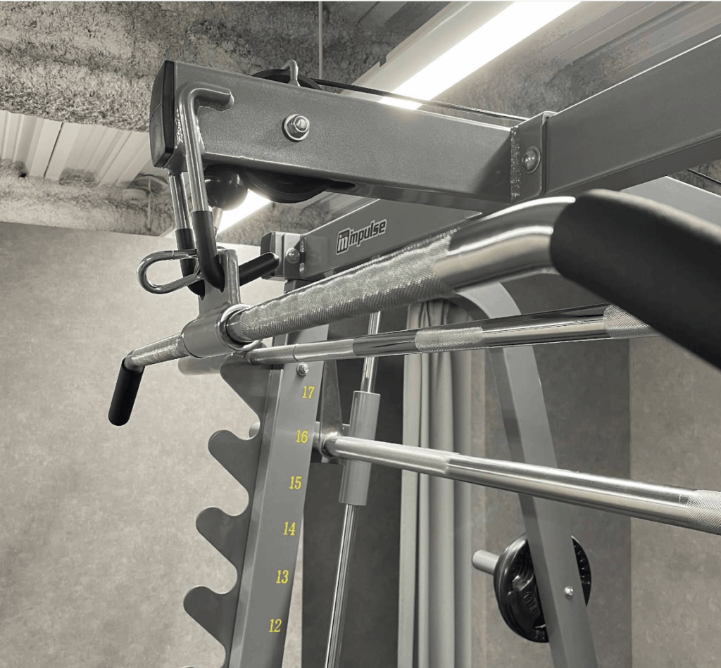 Anchorageジムのケーブルマシンエリアの様子