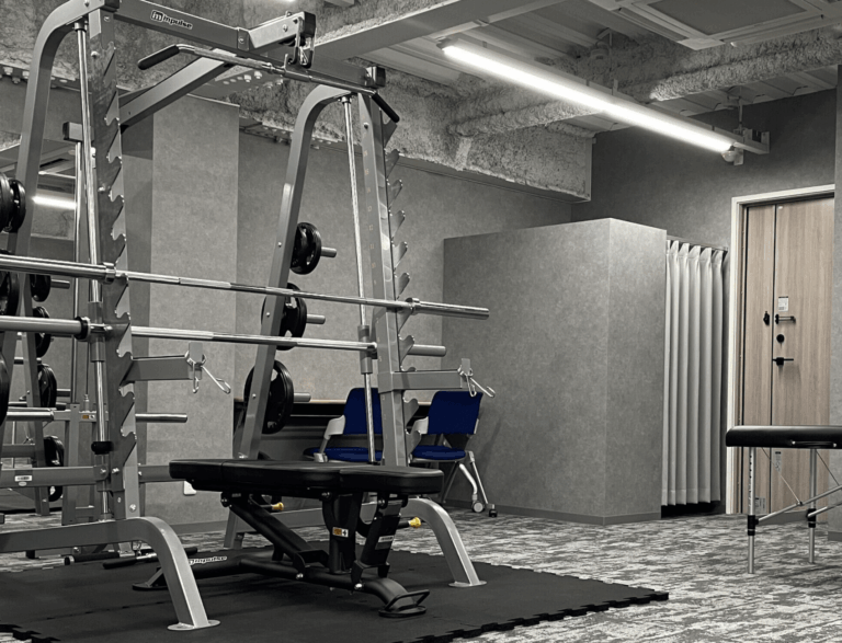 Anchorageジムのエントランスとトレーニングエリアのメインビジュアル