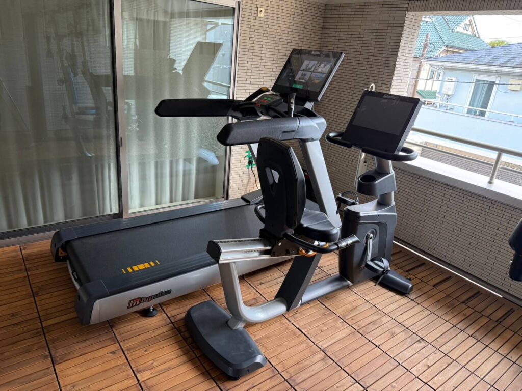 個人宅に設置されたトレーニングマシン全体の様子