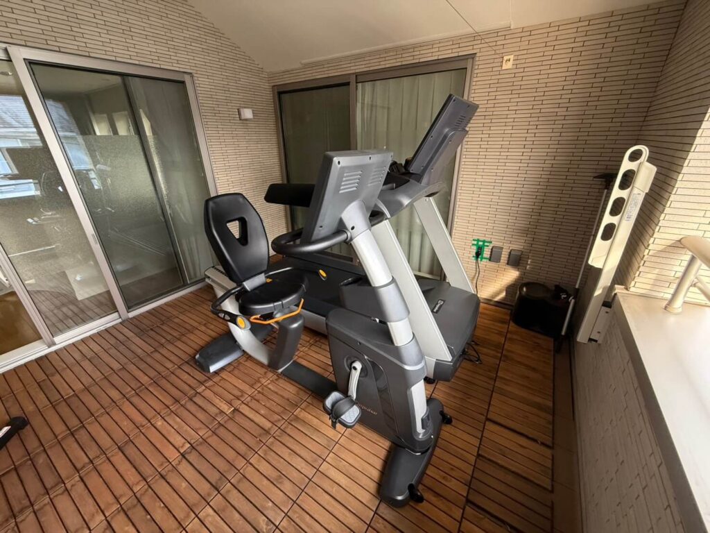 個人宅に設置されたトレーニングマシン背面の様子